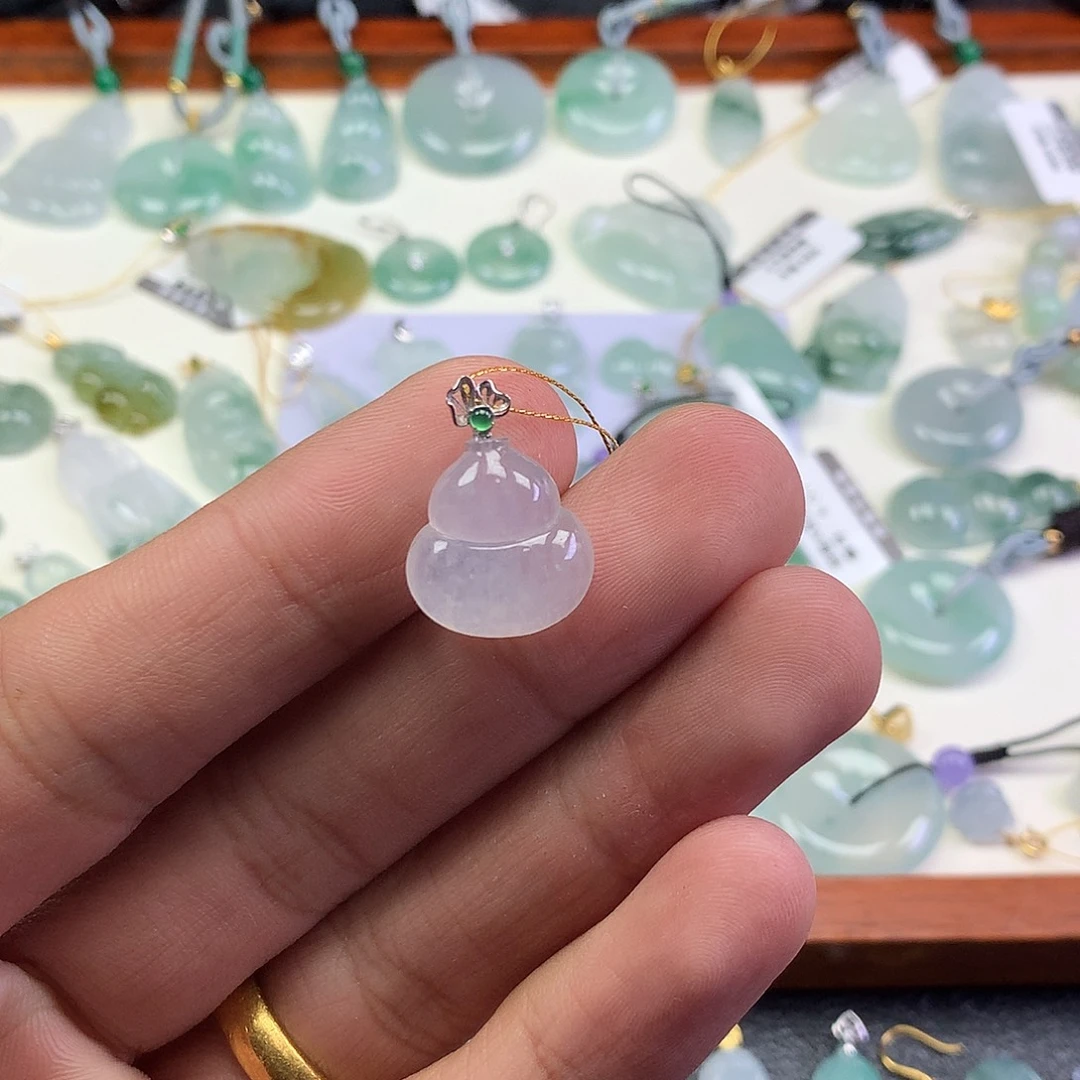 翡翠18K金镶嵌颈饰葫芦