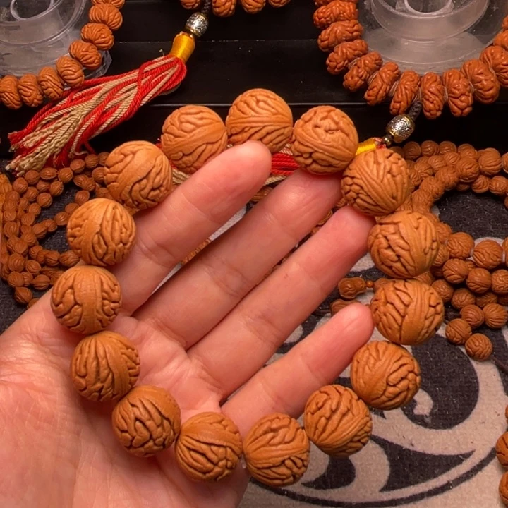 手串桃核龙纹绣球