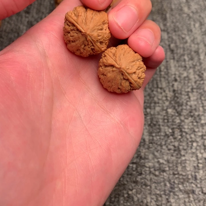 文玩核桃把件绣球。