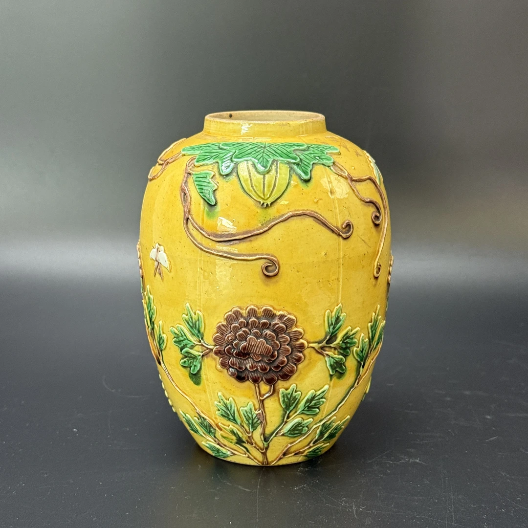 A01793 民国素三彩堆塑花卉罐 高16.4cm