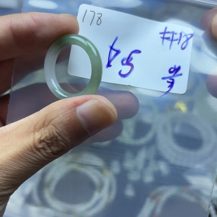 颈饰未镶嵌翡翠戒指