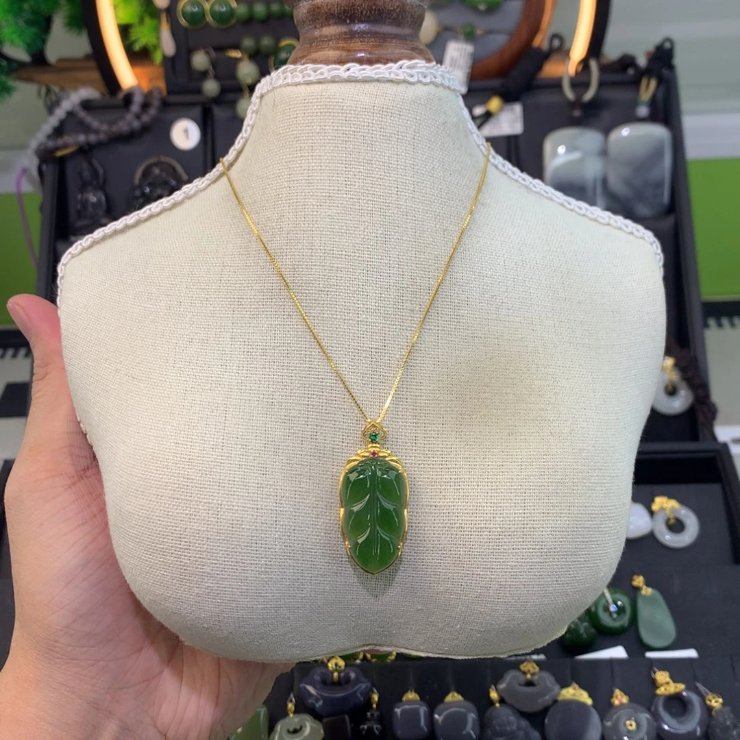 和田玉18K金镶嵌吊坠(赠链)