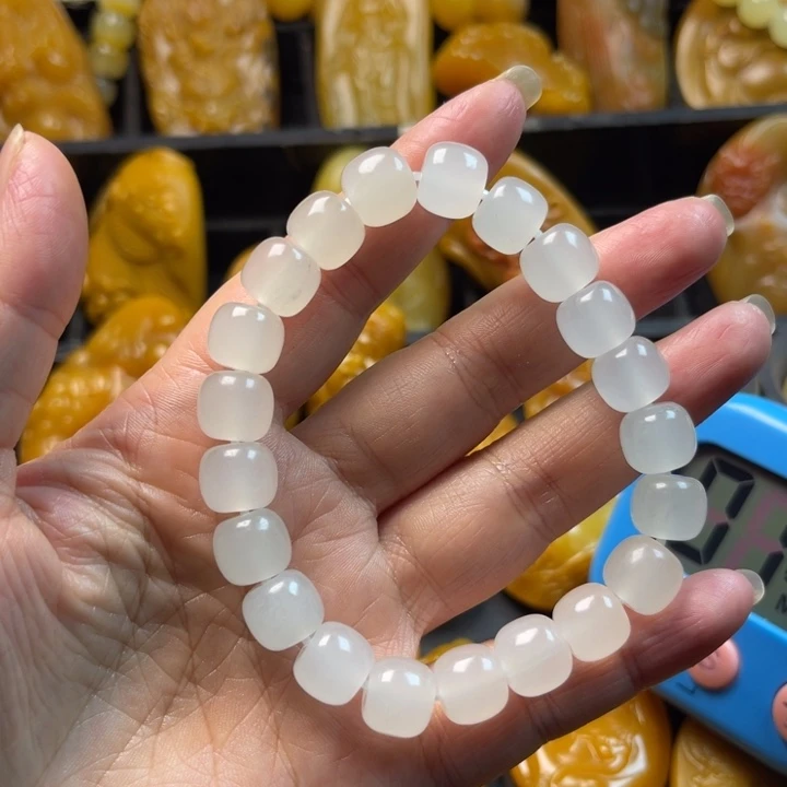 义***哥石英质玉未镶嵌颈饰