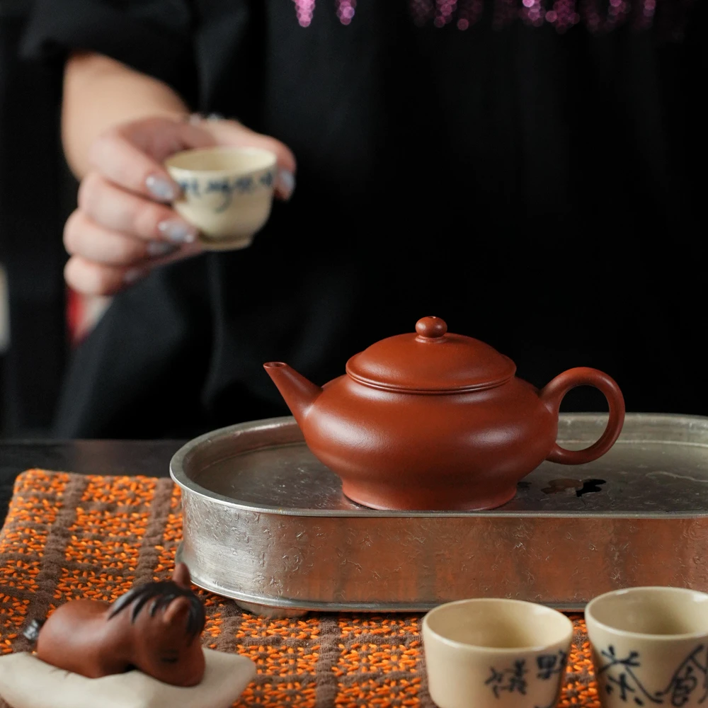 松泉茶器×尧日辰光丨《虚扁水平 小煤窑生砂朱泥 120cc》紫砂壶