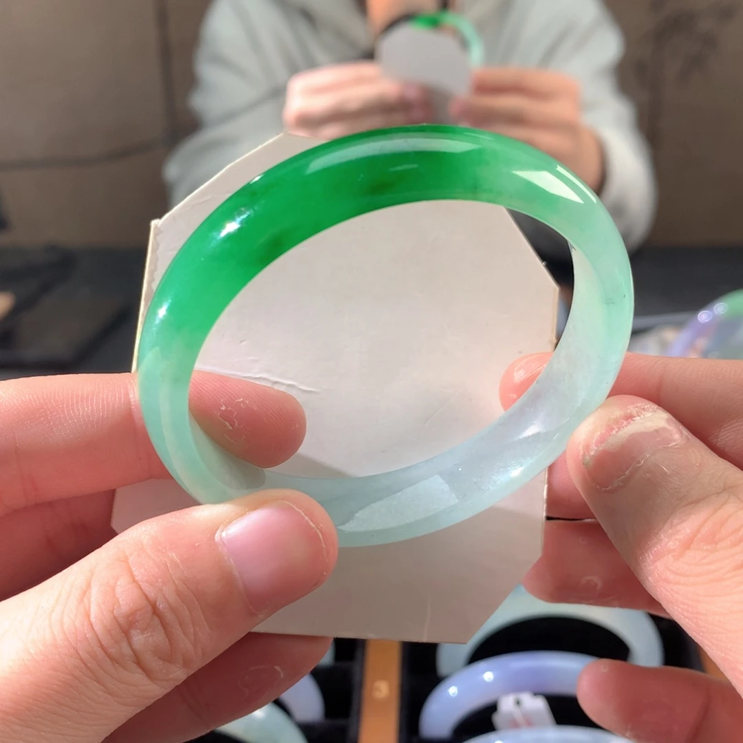 翡翠未镶嵌手镯半山绿
