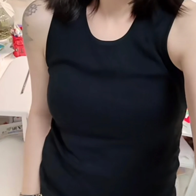 欧货黑色宽肩带显瘦背心