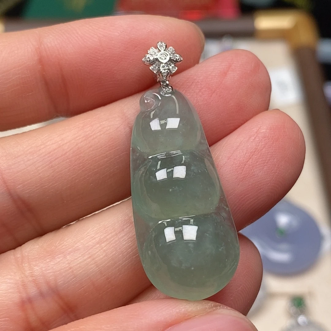 翡翠18K金镶嵌颈饰豆