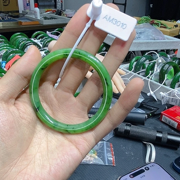 和田玉未镶嵌手镯