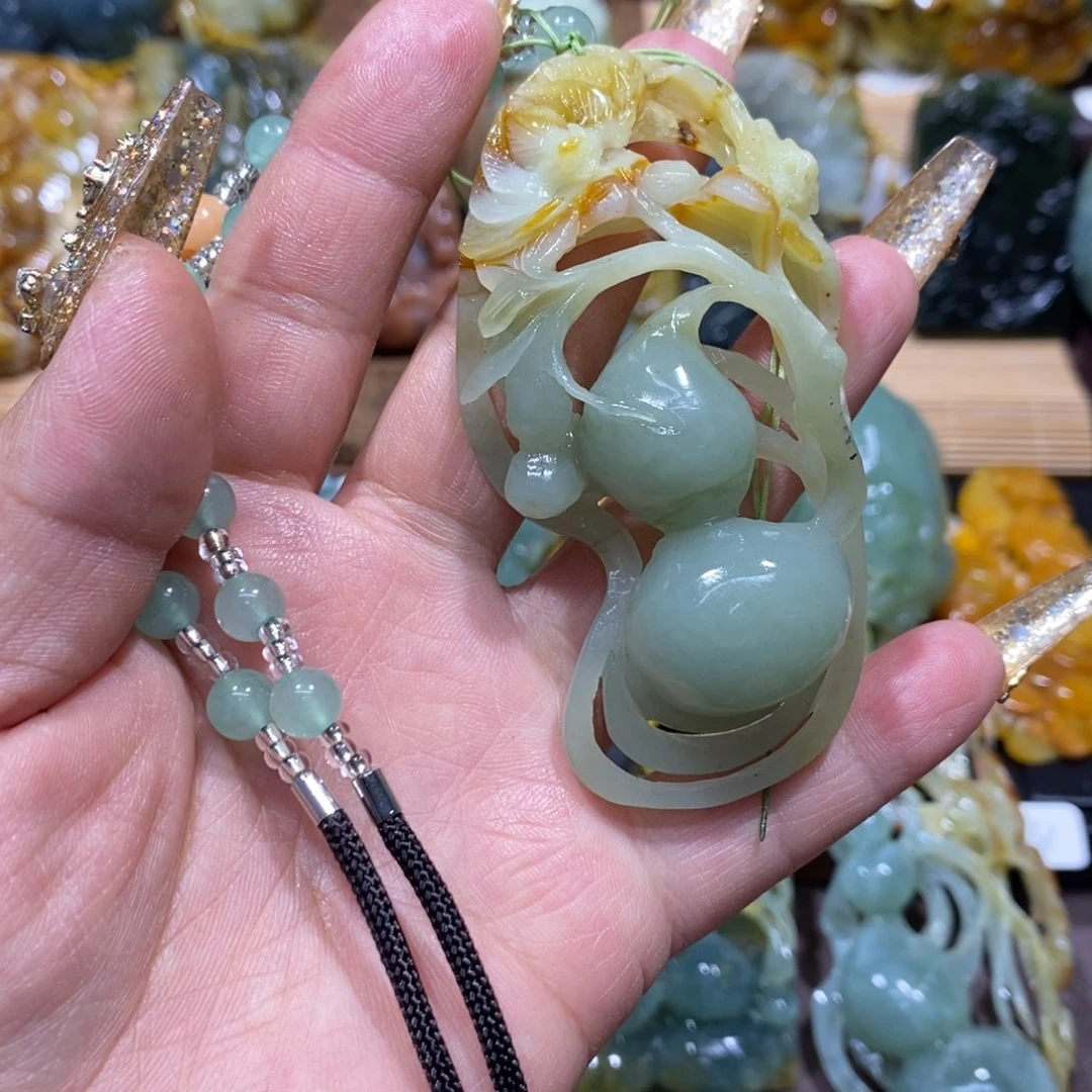 蛇纹石玉颈饰未镶嵌