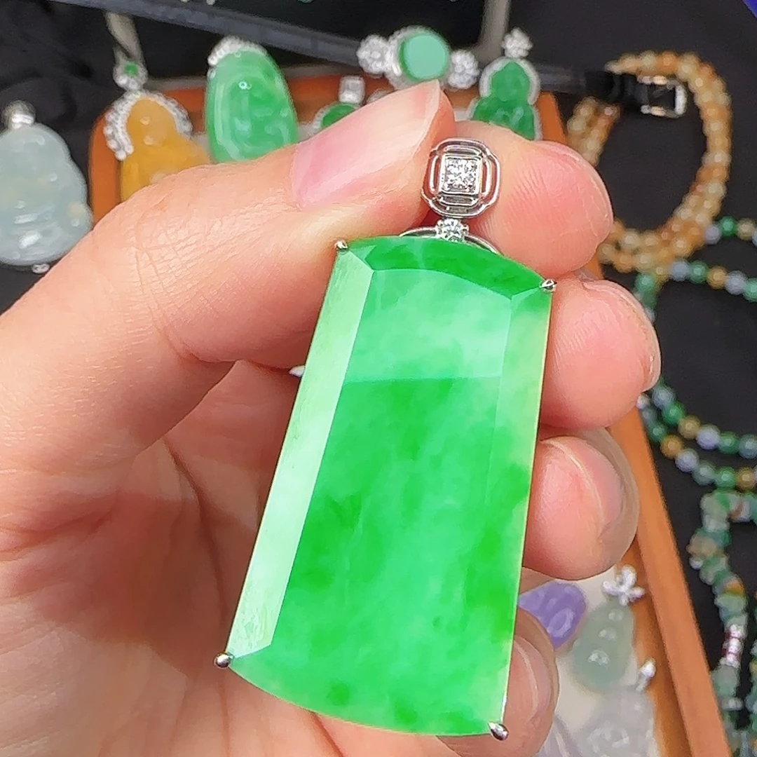 翡翠18K金镶嵌颈饰阳绿无事牌