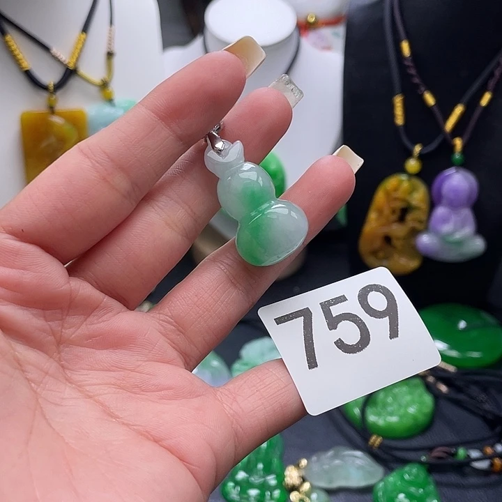 翡翠未镶嵌吊坠(赠链)