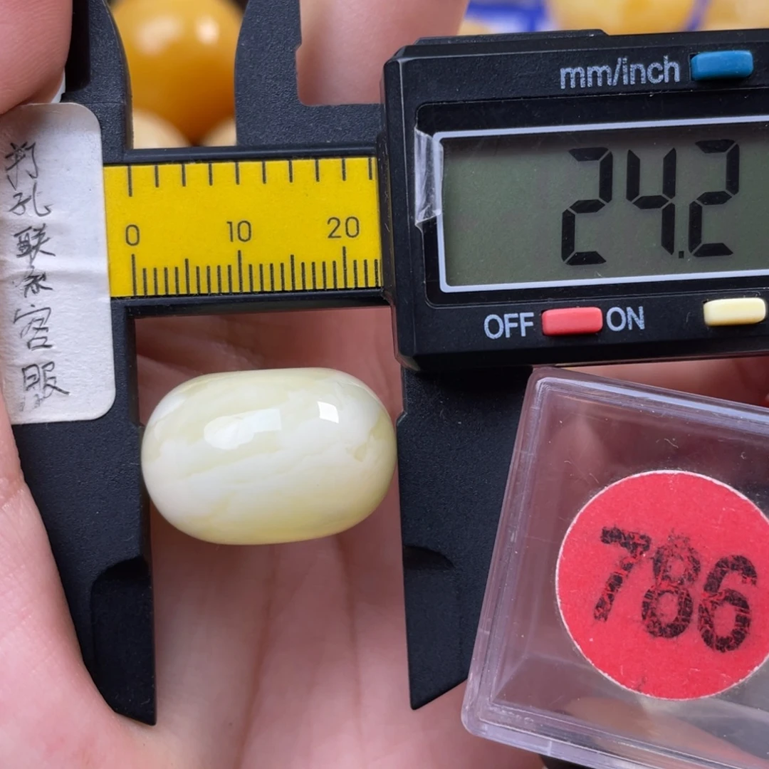 蜜蜡未镶嵌珠宝奇石