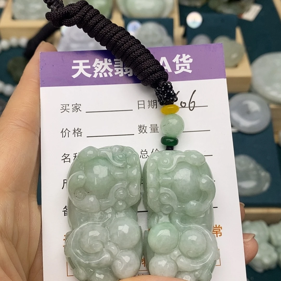 翡翠未镶嵌颈饰貔貅