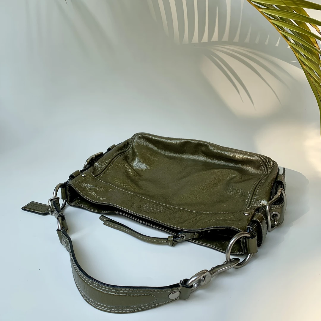 95新 COACH/蔻驰 时尚百搭通勤漆皮韩系咸菜绿色单肩腋下元宝包