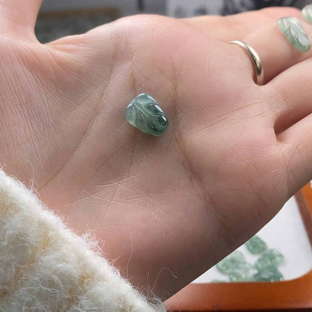 翡翠颈饰未镶嵌华****）叶子1个