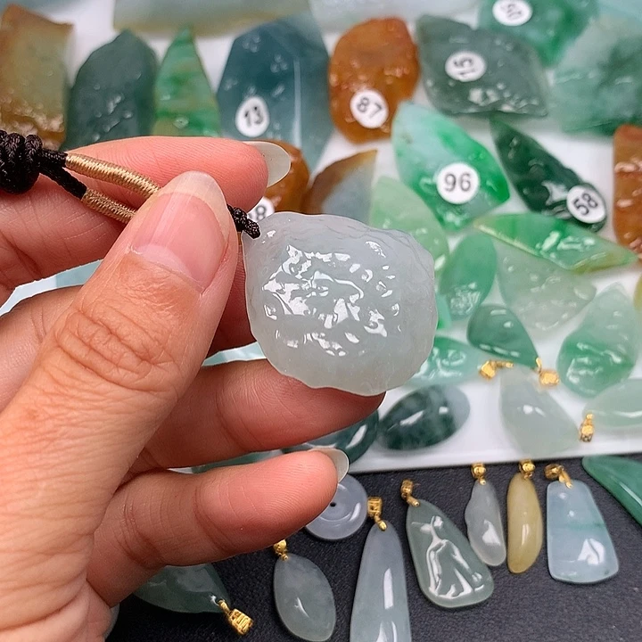 翡翠未镶嵌颈饰随型