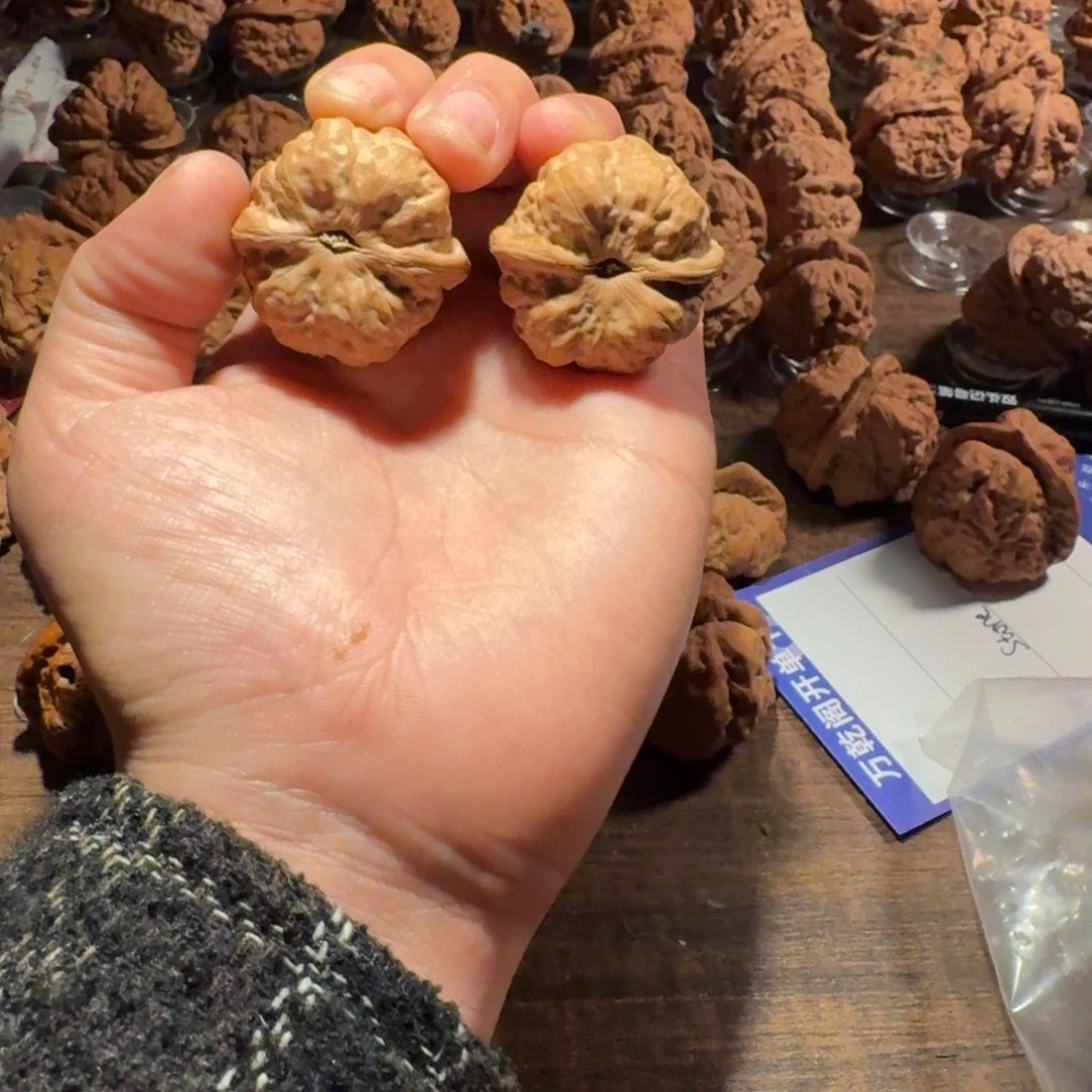 绵***羊吊坠文玩核桃蛤蟆的眼睛是真的好看啊我的天啊我