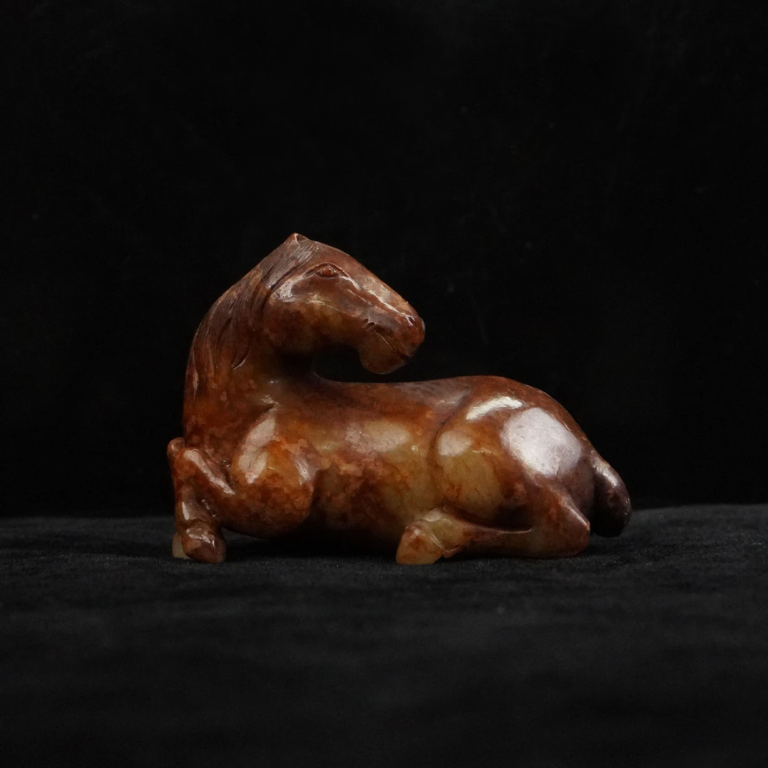 【明】玉沁色卧马（长7cm宽4.9cm重120g）