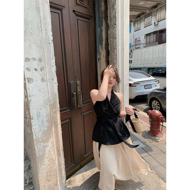 夏季2025网红穿搭小众设计款修身显瘦黑色性感绑带挂脖背心上衣女