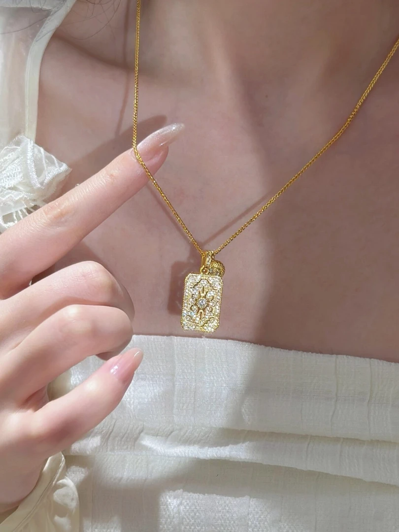 铜合金吊坠 镀K金金色满钻镂空无事牌吊坠项链女轻奢小众锁骨链