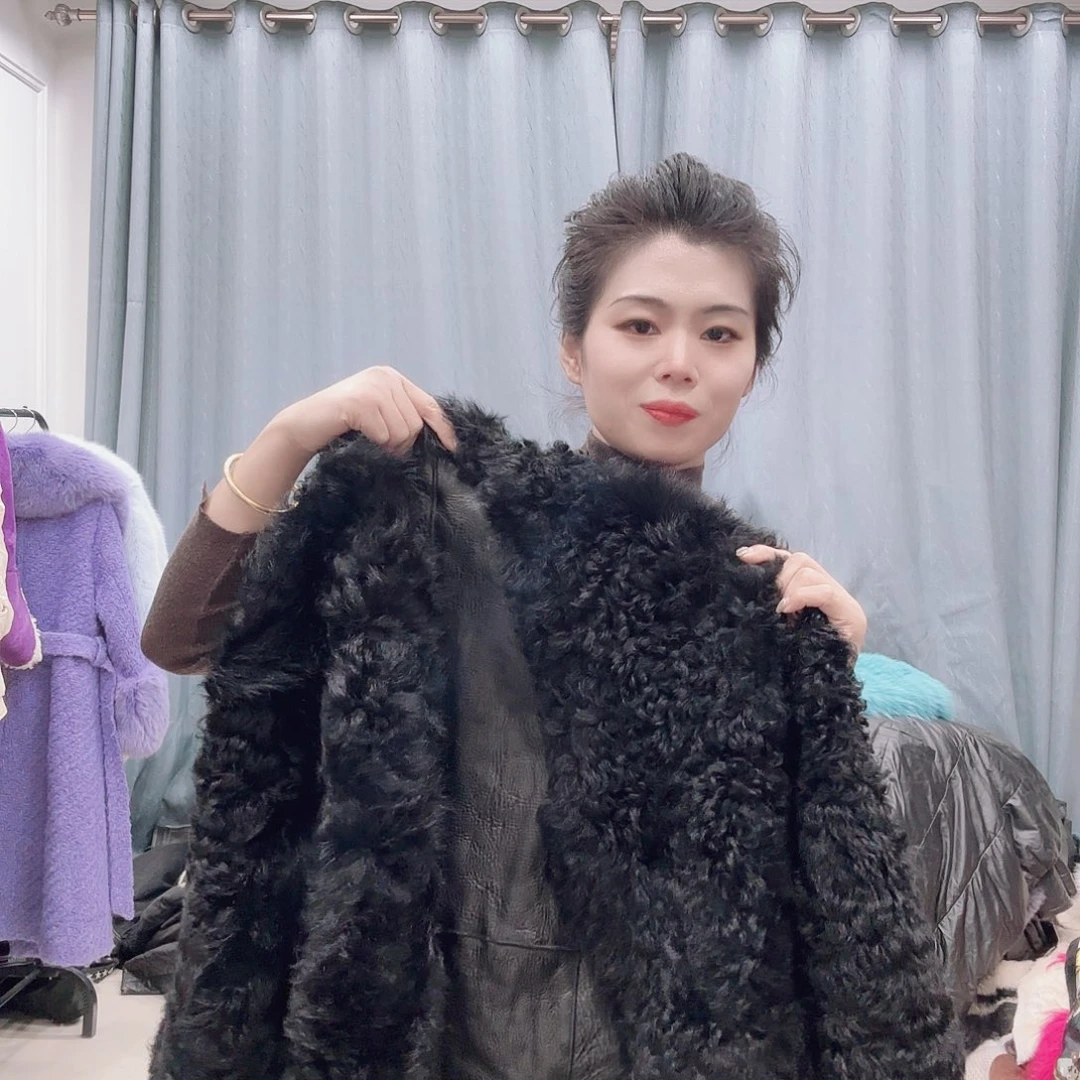 皮草搭配黑色西装和白色