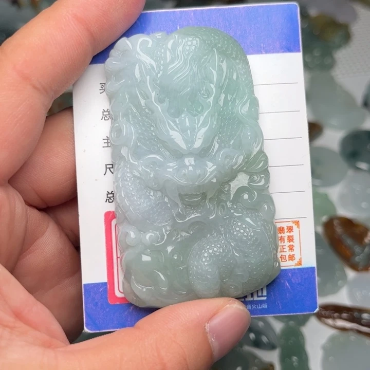 翡翠未镶嵌颈饰龙