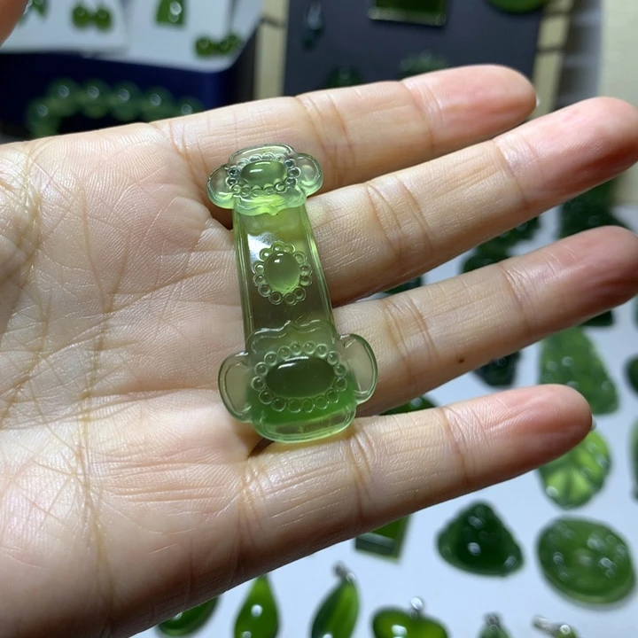 岫玉未镶嵌颈饰吊坠