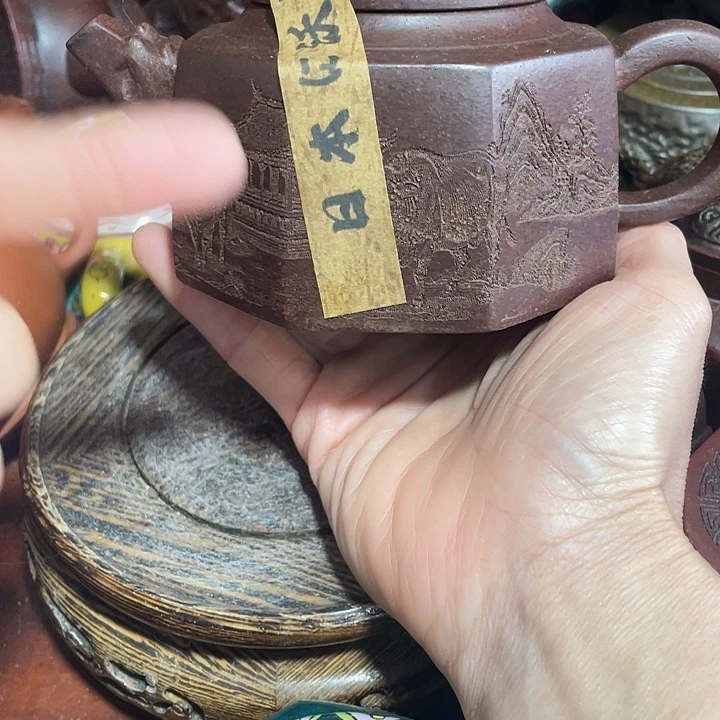 紫砂茶壶原矿泥料手工制作的一把紫砂壶。