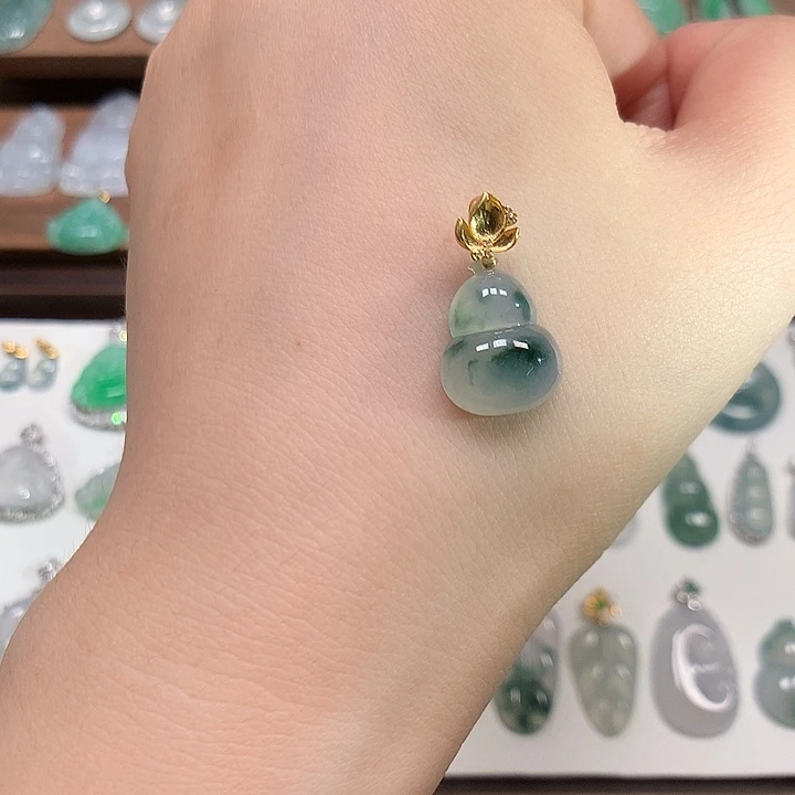 翡翠未镶嵌颈饰葫芦