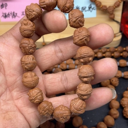 龙纹桃核哗哗来财