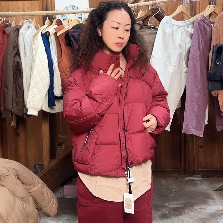 清**读玫红色短款羽绒服女外套