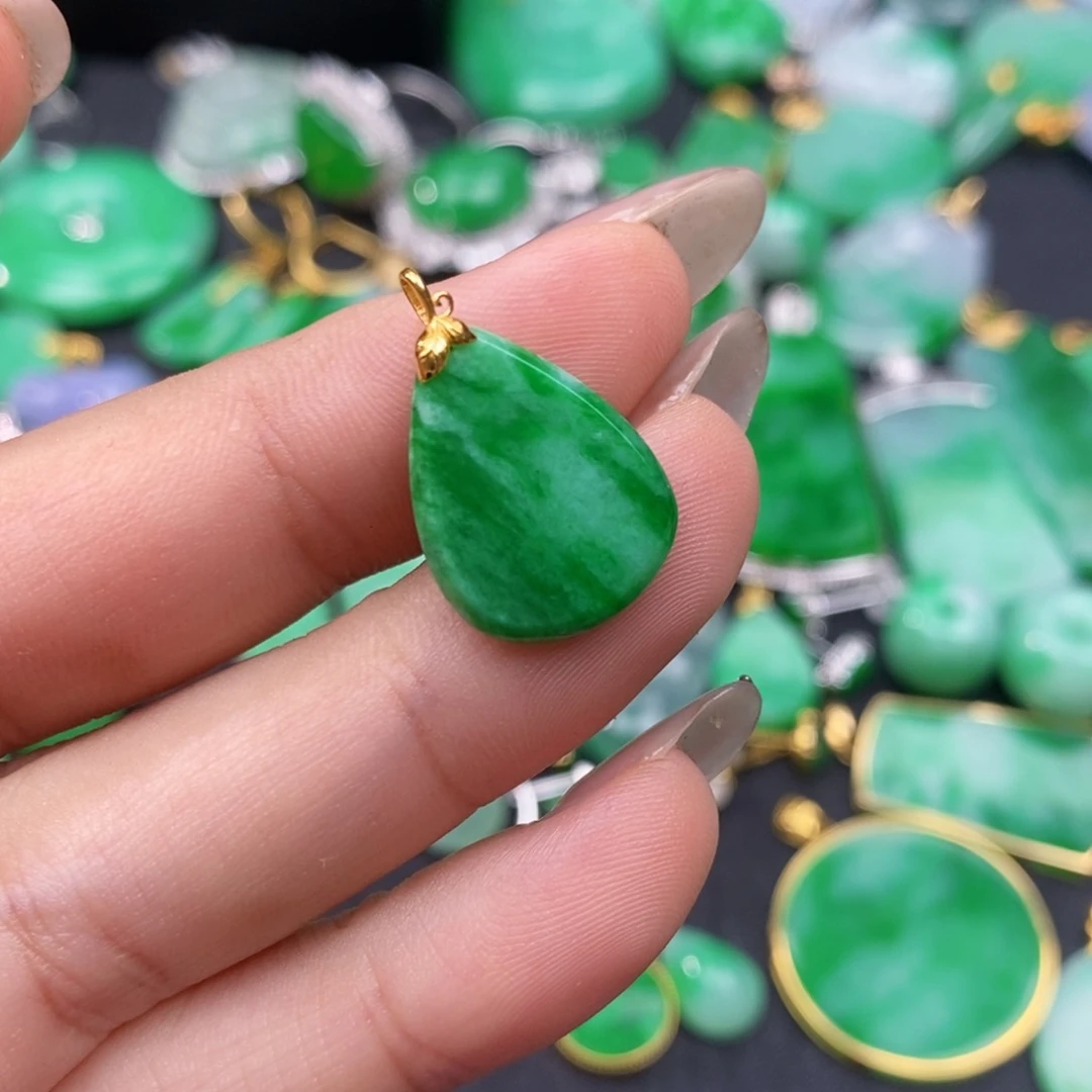 翡翠18K金镶嵌颈饰上**?翡翠