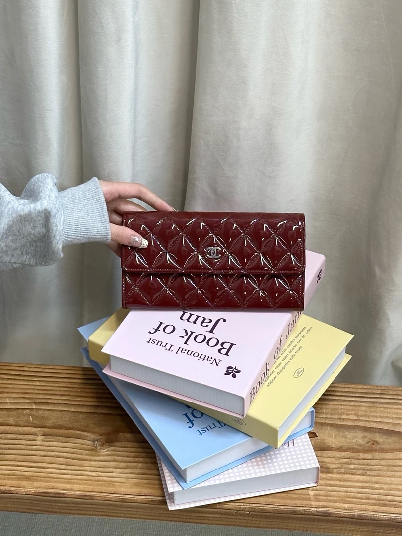95新 Chanel/香奈儿 chanel 车厘子色漆皮钱包