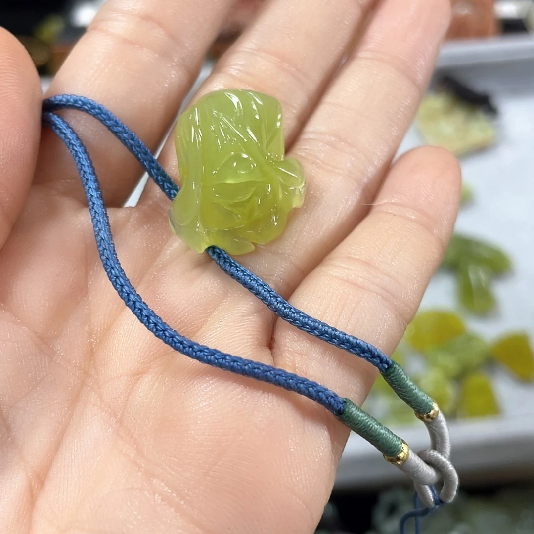 蛇纹石玉颈饰未镶嵌