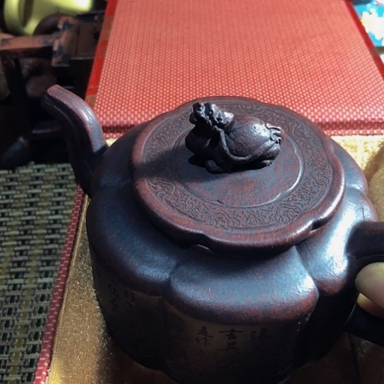 紫砂茶壶原矿泥料手工制作紫砂壶。