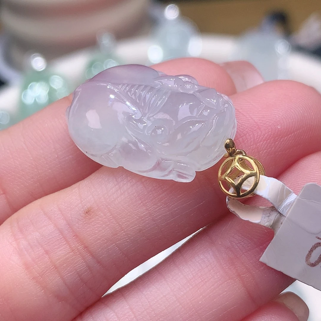 颈饰18K金镶嵌翡翠白冰起胶貔貅