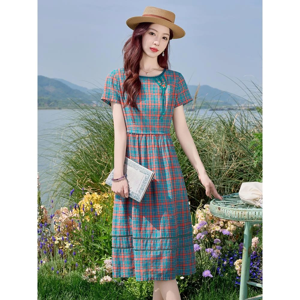 复古绣花红蓝绿格纹连衣裙女夏2025新款漂亮优雅妈妈收腰遮肚裙子