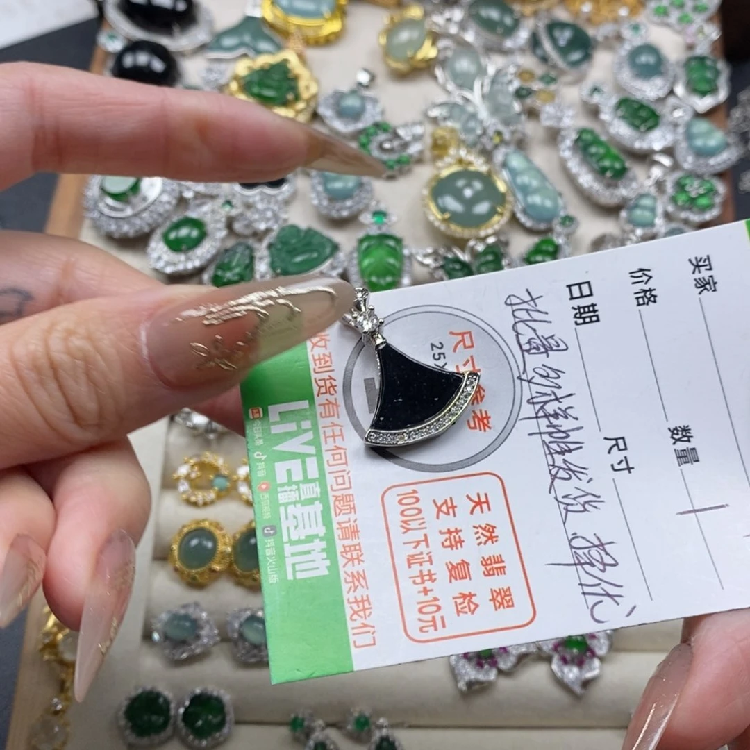 翡翠颈饰未镶嵌翡翠