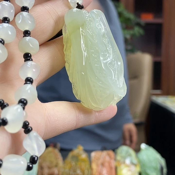 蛇纹石玉未镶嵌颈饰