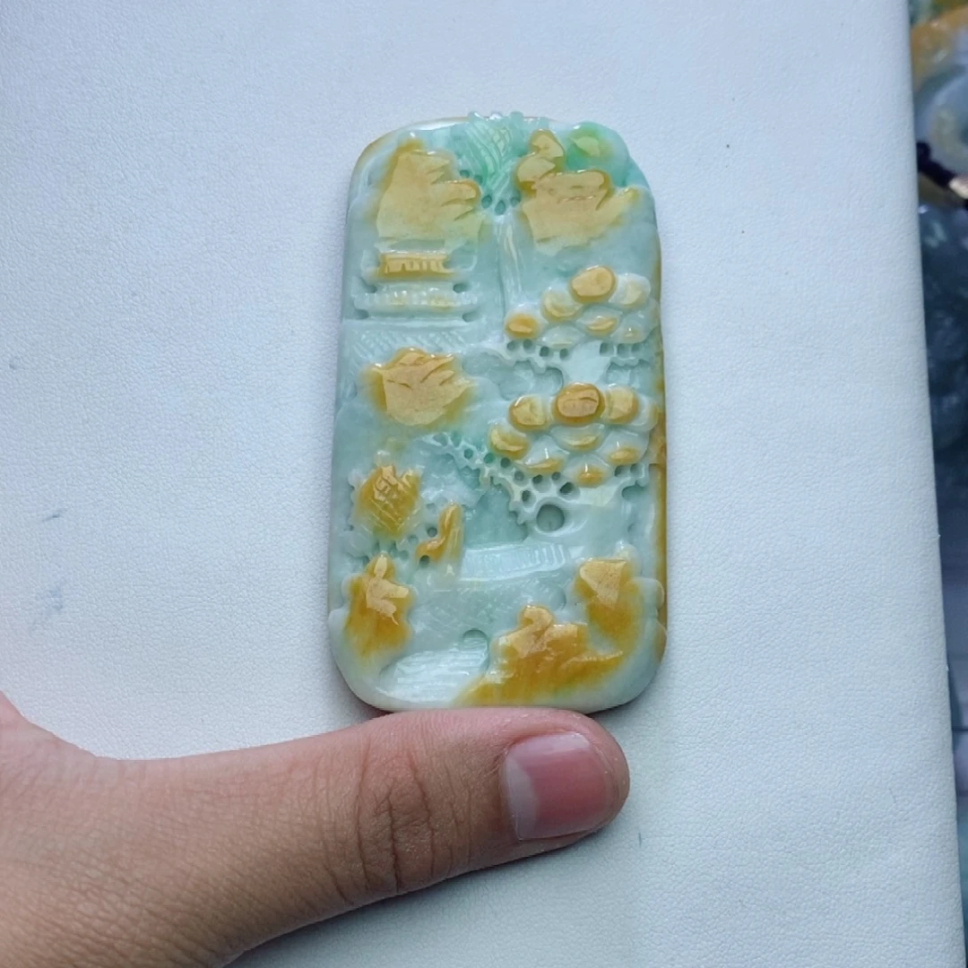 翡翠未镶嵌颈饰山水