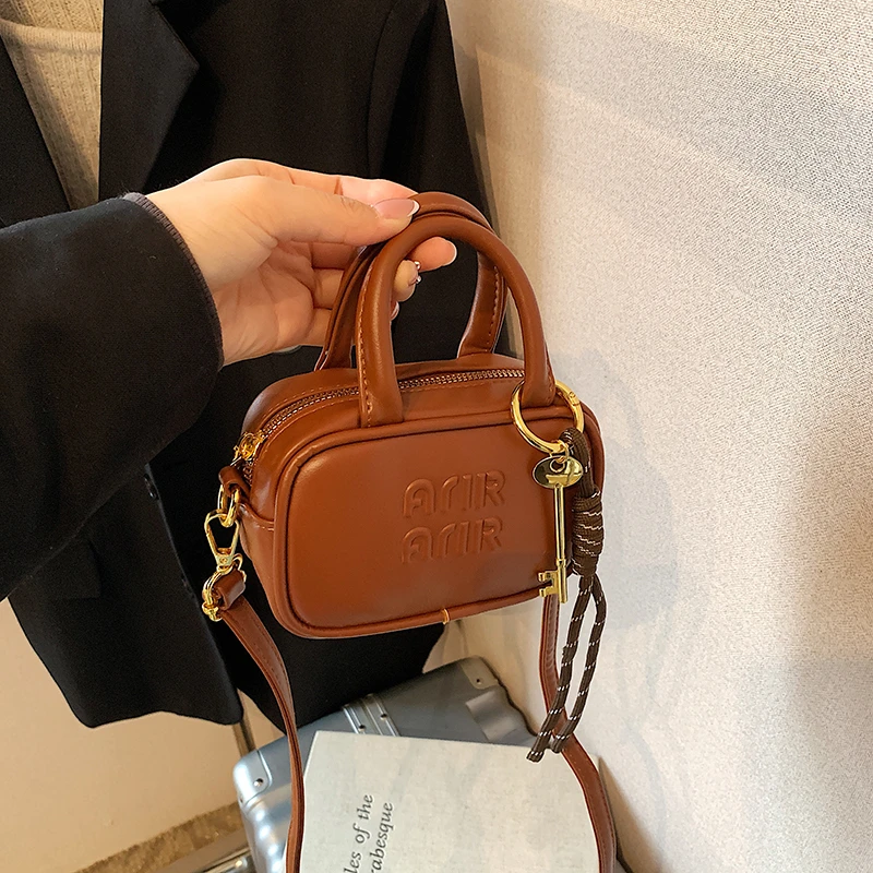 2025新款小女孩洋气斜挎单肩手拎包pu软皮韩版宝宝时尚出游潮包小