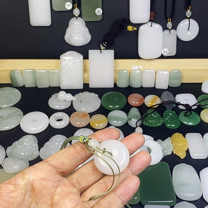 用***2石英质玉（金丝玉）未镶嵌颈饰