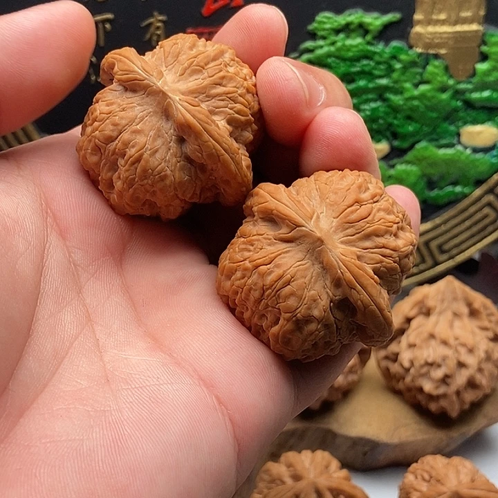 自***泊文玩核桃把件血麒麟