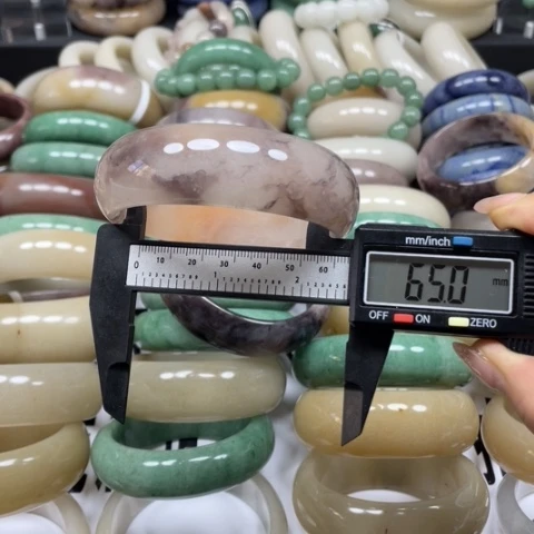 女***神石英质玉手镯未镶嵌
