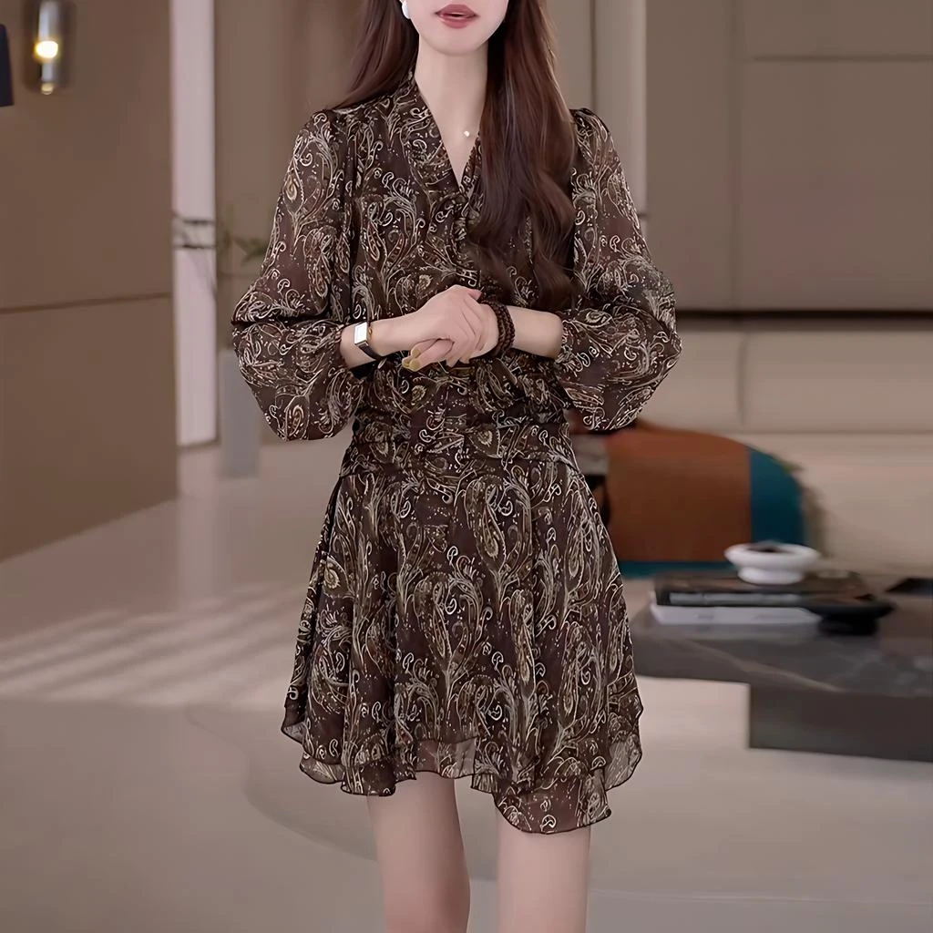 秋季气质复古印花V领绑带套头连衣裙女2025休闲宽松显瘦腰果裙