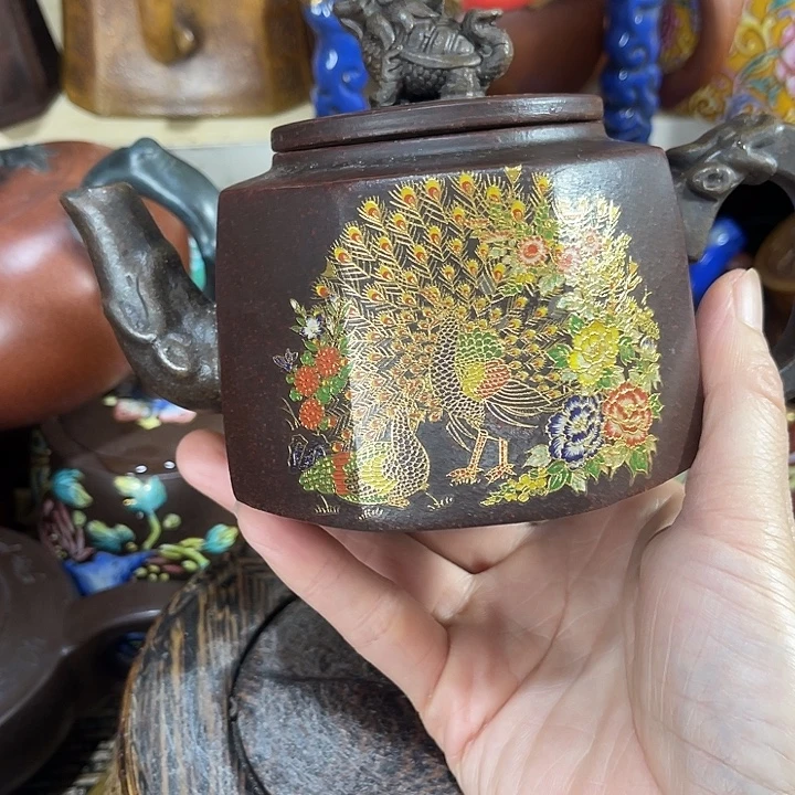 茶壶紫泥原矿泥料手工制作的一把紫砂壶。