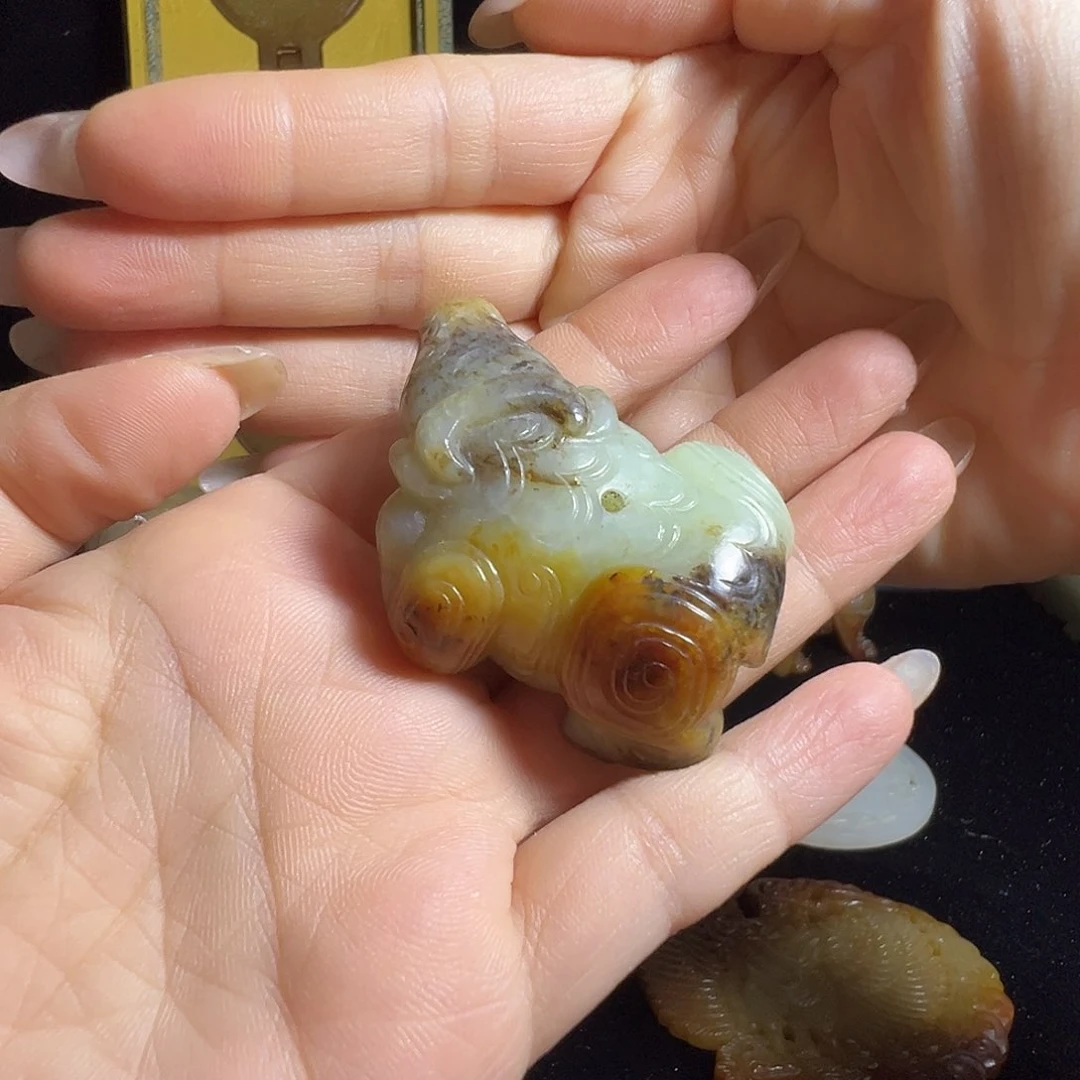 和田玉未镶嵌挂件鉴****）