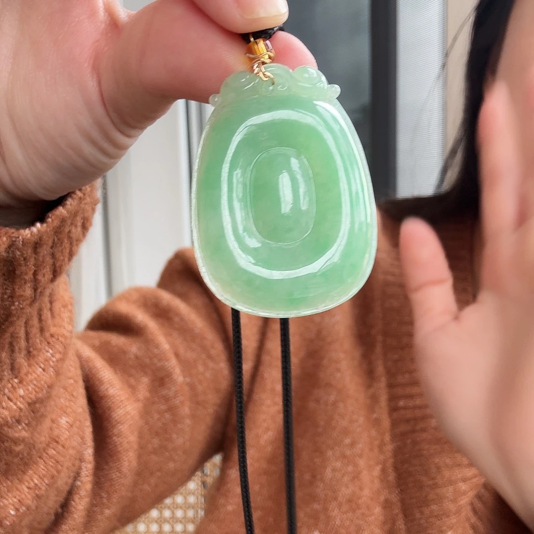 翡翠未镶嵌颈饰满绿福贝