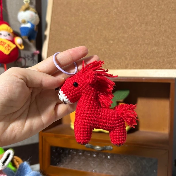 手工钩织本命年红色小马毛线钥匙扣包包挂饰精美礼物材料包+成品