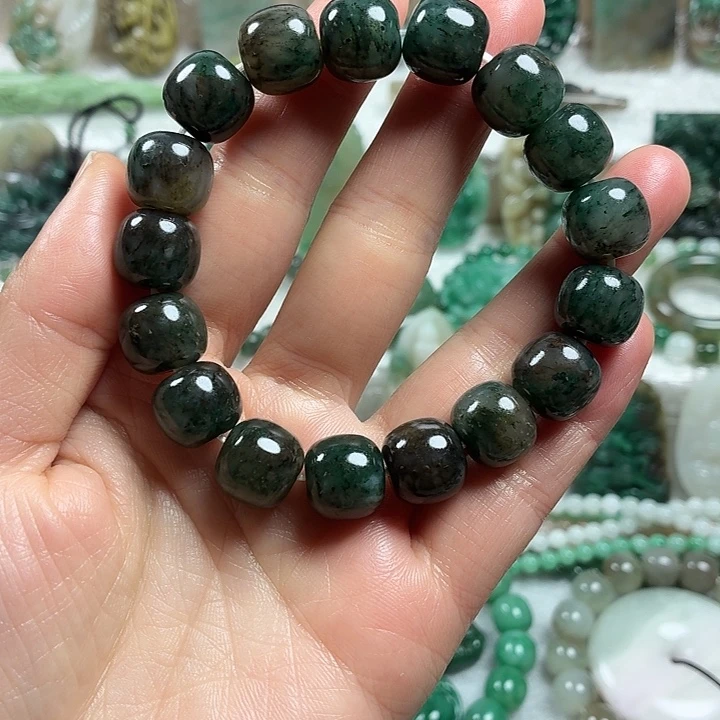 王***董独山玉未镶嵌吊坠